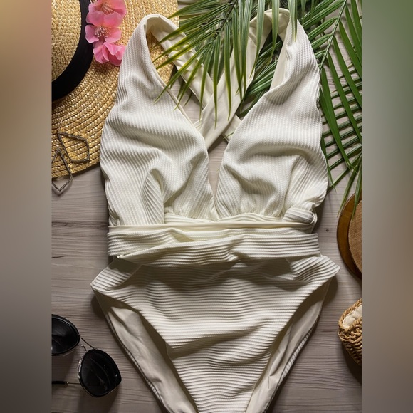 L*SPACE ★ Eco Chic Repreve One Piece Swimsuit - Picture 10 of 15